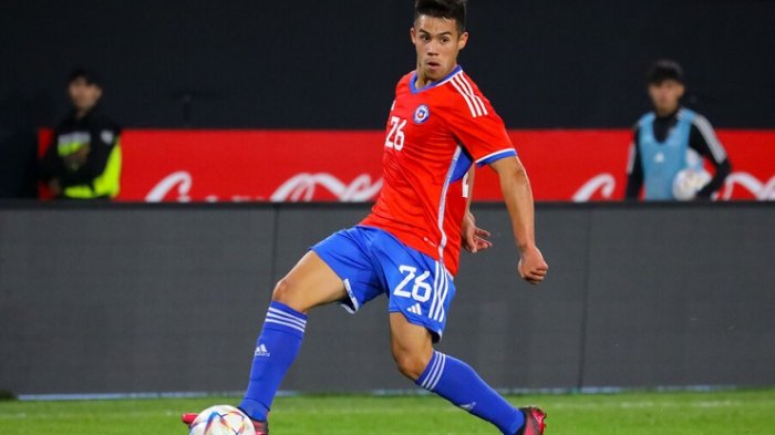 Disciplinado, maduro y participativo: La historia de Alexander Aravena, el joven que busca brillar en La Roja