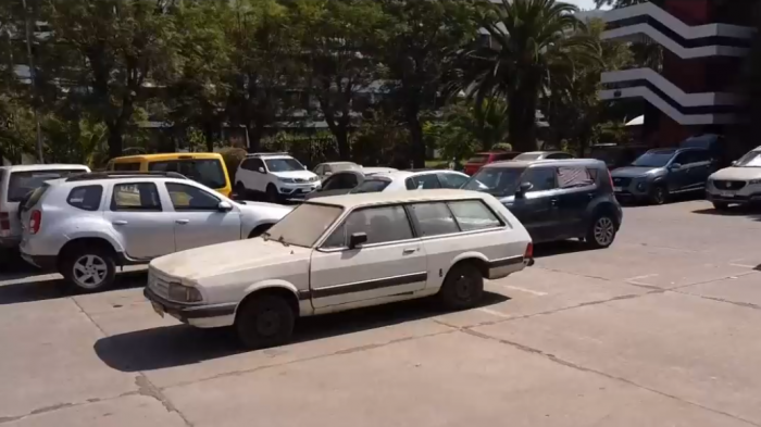 ¿Cuál es la multa que se arriesga? Vecinos de Ñuñoa denuncian aumento de autos abandonados en la vía pública