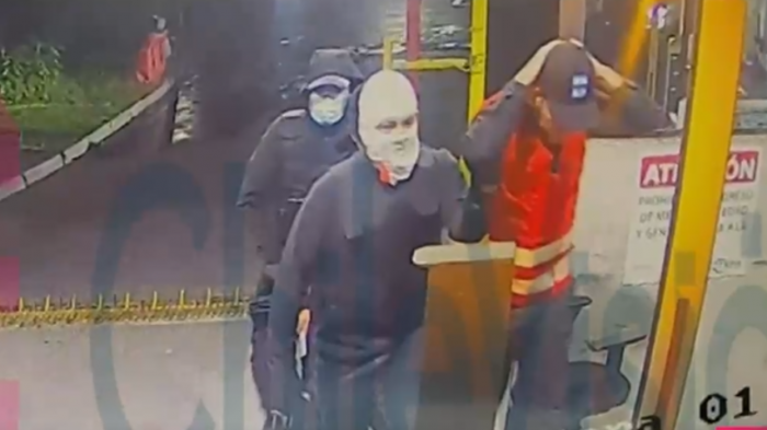 Los dramáticos registros del robo a empresa de encomiendas: Aparecieron en auto, encapuchados y con armas