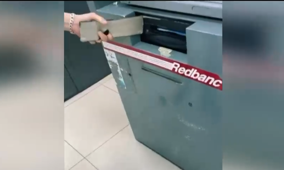 Un cartón piedra que traba el paso de dinero: El nuevo mecanismo para robar a usuarios de cajeros automáticos
