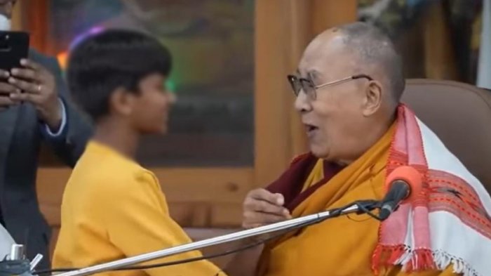 Dalái Lama lamentó controversial episodio en que besa a niño y le saca la lengua: Esta fue la explicación que dieron