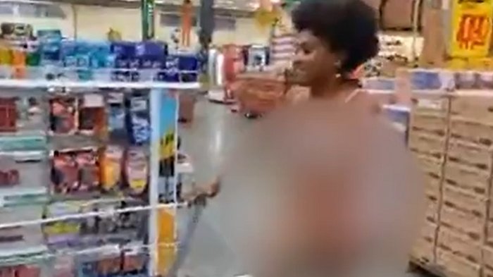Acusó discriminación: Mujer se desnudó en supermercado de Brasil para demostrar que no estaba robando