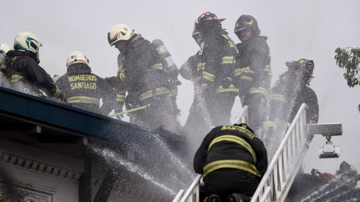 Incendio afecta a las dependencias del Liceo de Aplicación en la comuna de Santiago