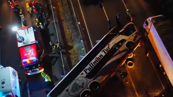 Una persona murió y 30 resultaron heridas tras volcamiento de bus en Linares