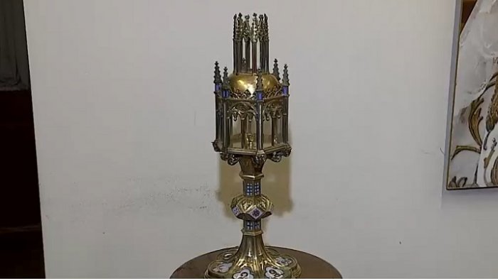 Recuperan relicario patrimonial robado en Chile: Tendría fragmentos que pertenecerían a cruz en que murió Jesús