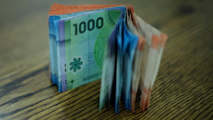 Gobierno logra acuerdo con trabajadores para subir salario mínimo a $500 mil: ¿Cuándo se aplicaría?