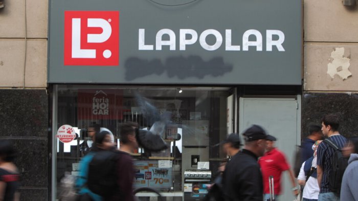 Caso La Polar: Parlamentarios solicitan que se investigue a todo el retail por venta de ropa falsificada