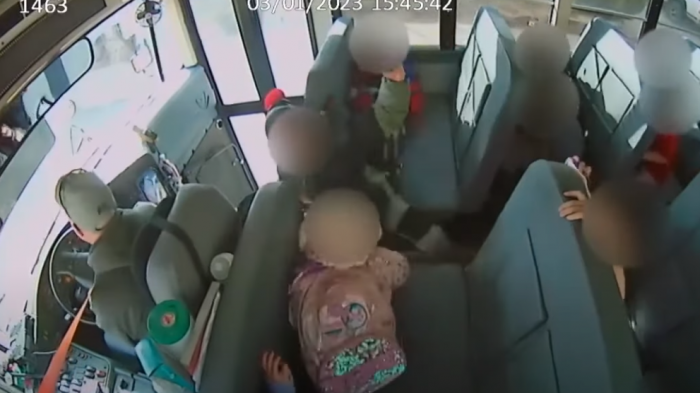 Chofer de bus escolar fue acusado de abuso infantil por frenar intencionalmente para 