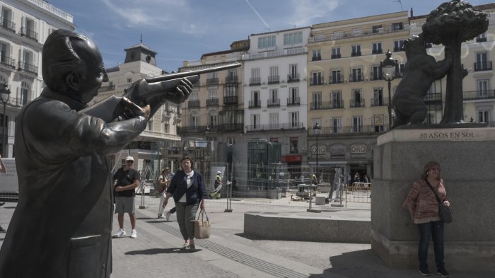 Artista chileno causó gran polémica en Madrid al instalar escultura del Rey Juan Carlos I en la Puerta del Sol