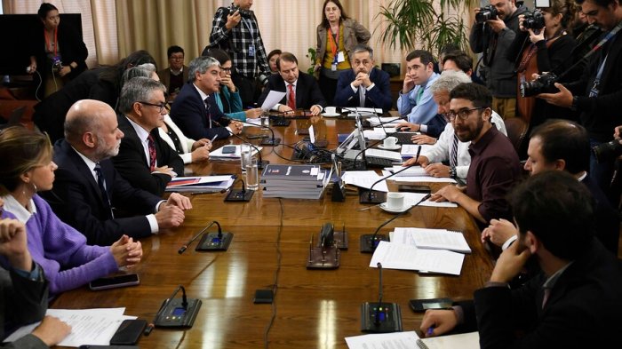 Comisión aprueba reajuste del salario mínimo a $500 mil, pero oposición pide estudiar impacto en pymes