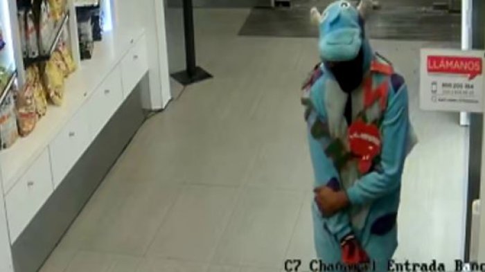 Fue captado por cámaras: Sujeto disfrazado de dinosaurio protagonizó violento asalto en servicentro