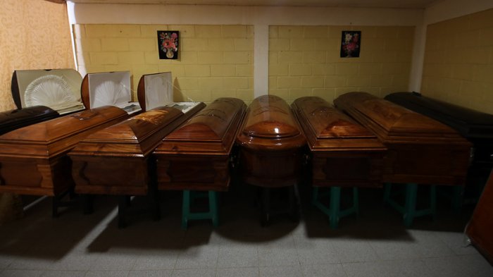 Poco transparente, sin competencia y cobros millonarios: Los detalles sobre el descontrolado mercado fúnebre