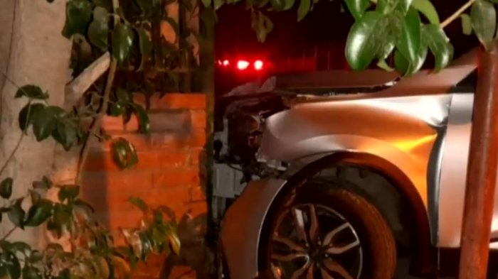 Delincuentes robaron auto y chocaron una casa tras persecución en Maipú: 2 se fugaron y otro fue detenido