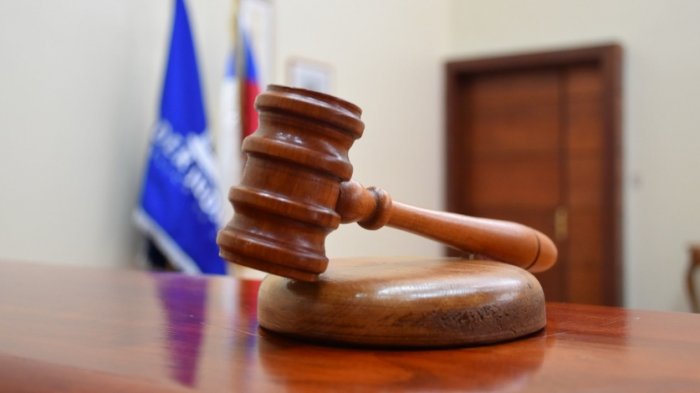 Intentó derribar una puerta: Estudiante de periodismo tiene prohibido acercarse a profesor por acoso en Concepción