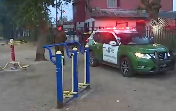 Pelea de vecinos por volumen de música en plaza terminó con un joven baleado en la cabeza en Maipú