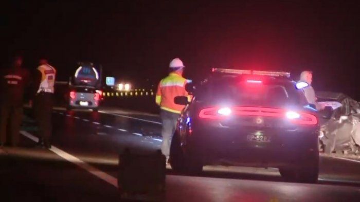 Hombre y adolescente de 15 años murieron tras chocar con barrera en Buin: Una mujer está internada grave