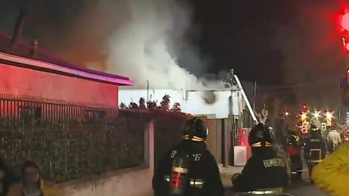 Con carro lanza agua de Carabineros: Intentan controlar incendio que consumió al menos 8 casas en Recoleta