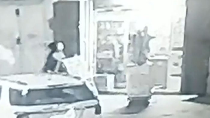 Hombre repelió a tiros asalto en Lo Espejo: Delincuente quedó en extrema gravedad tras recibir disparo en la cabeza