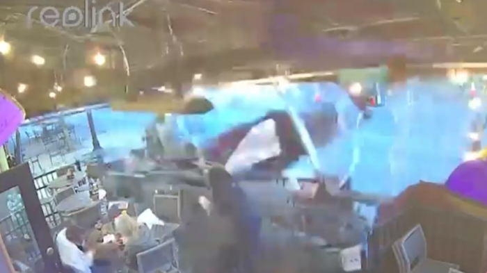 Clientes se salvaron de milagro: Auto descontrolado arrasó con terraza de restaurant de Estados Unidos