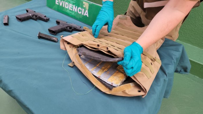 Portaba chaleco antibalas y pistolas: Detienen a sujeto que disparó contra carabinero en Antofagasta