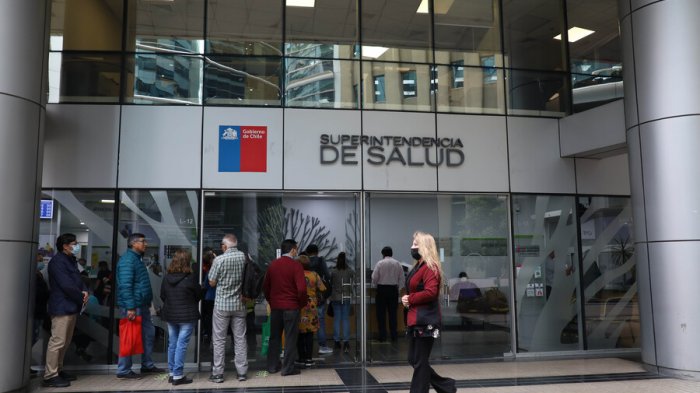 Una por una: Este es el dinero que debe pagar cada Isapre a sus afiliados por excedentes