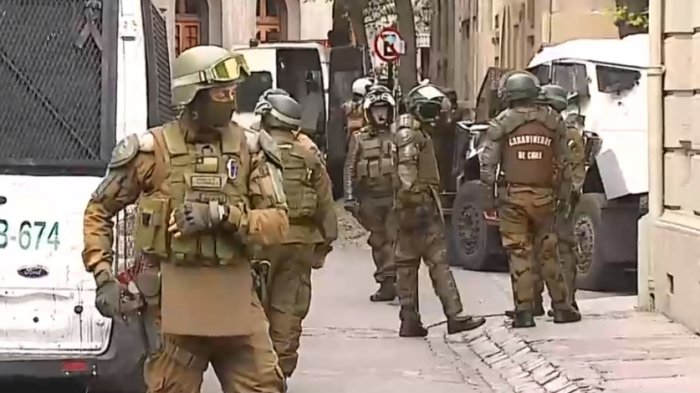 Extenso operativo en Santiago: Asaltó a una mujer, se parapetó en vivienda y dos carabineros fueron agredidos