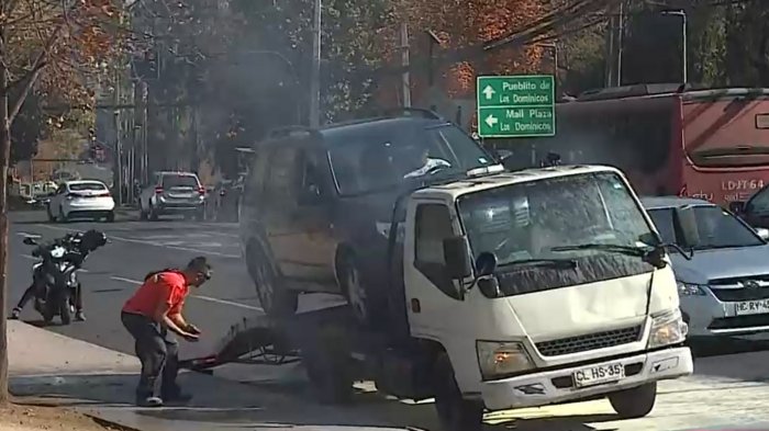 Grúa que transportaba vehículo se quemó en Las Condes: Fuego se habría generado luego de pinchar neumático