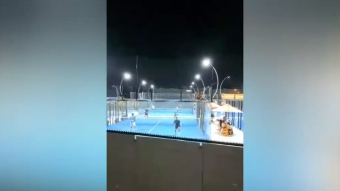 Focos, pelotazos y gritos: La pesadilla de vecinos de Machalí por vivir al lado de canchas de pádel