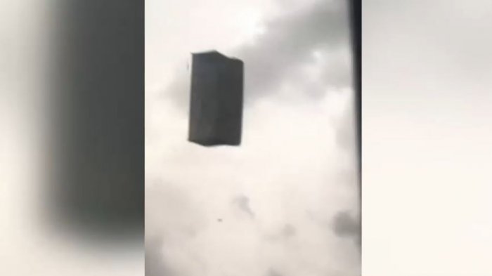 ¡Para no creerlo! Captan un sofá volando durante temporal en Turquía