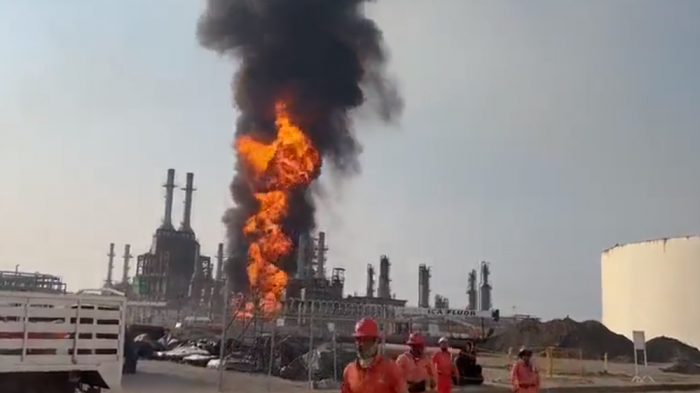 Trabajadores debieron salir corriendo: Así fue el gigantesco incendio en refinería de Pemex en México