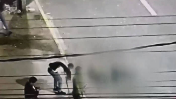Víctima murió: Revelan videos de brutal golpiza de marinos a persona en situación de calle y discapacitada