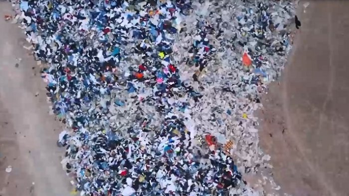 Sigue sin solución: Basural de ropa usada en desierto del norte puede apreciarse desde el espacio