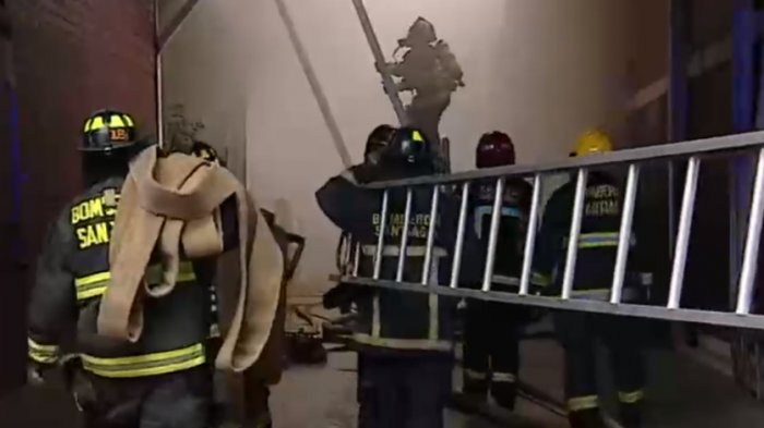 Bombero terminó en centro asistencial: Incendio afectó a bodegas textiles en Santiago Centro
