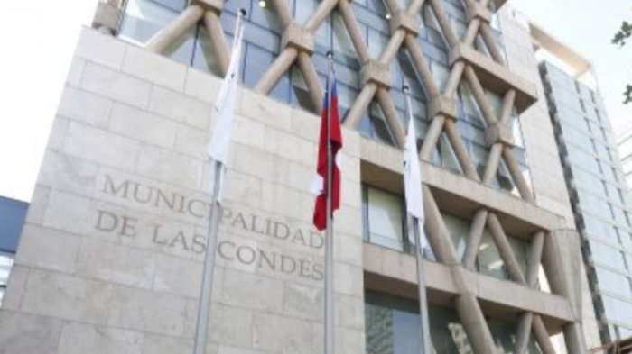 PDI allanó Municipalidad de Las Condes por presunta compra irregular de inmueble usado como Cesfam
