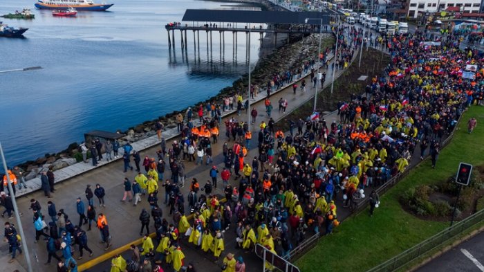 Trabajadores de industrias salmoneras protagonizaron masiva marcha en Puerto Montt contra Ley SBAP