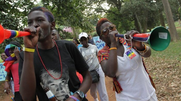 Uganda promulgó polémica ley anti derechos LGBT+: Castigará con 20 años a quien 