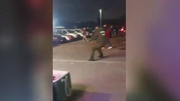 Carabinero desenfundó arma: Desalojo de comerciantes ambulantes terminó con enfrentamientos en Parque O'Higgins