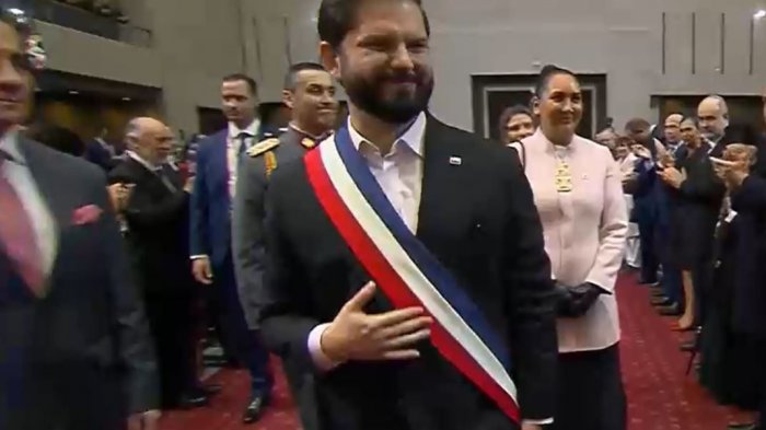 Salió del protocolo: El romántico gesto que tuvo el pdte. Boric con Irina Karamanos al iniciar la Cuenta Pública