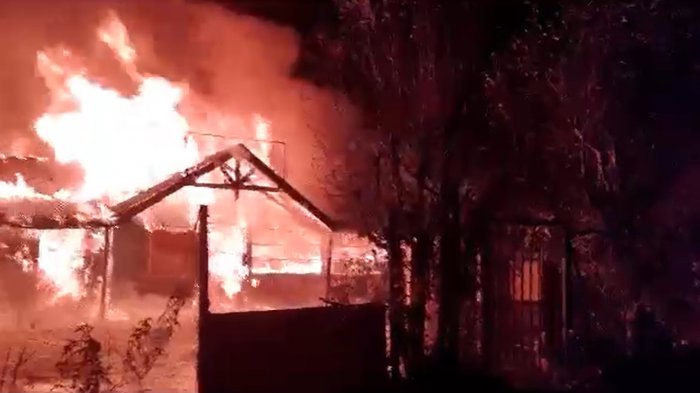 Impactante video: Escuela fue totalmente destruida por incendio investigado como presunto atentado en Victoria