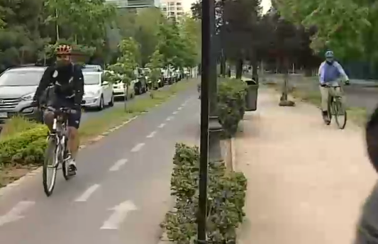 Ciclistas acusan que automovilistas realizan maniobras imprudentes y utilizan ciclovías como estacionamientos