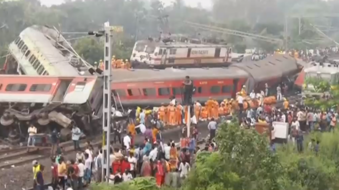 India: Aumentan a 238 los muertos tras fatal colisión de trenes y los heridos se cifran en al menos 900