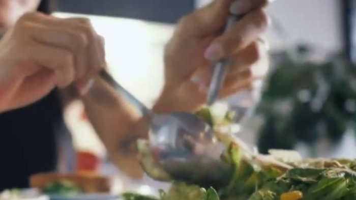 Aprueban ley que prohíbe que influencers promuevan dietas milagrosas y cirugías estéticas invasivas en Francia