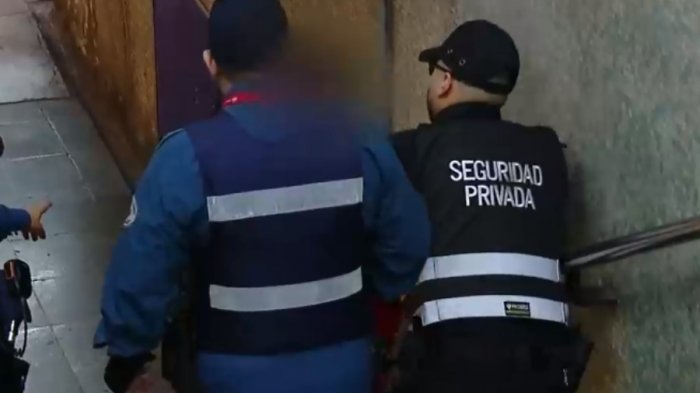 Deben resguardar la seguridad de los usuarios: Así es la jornada de trabajo de una vigilante de Metro