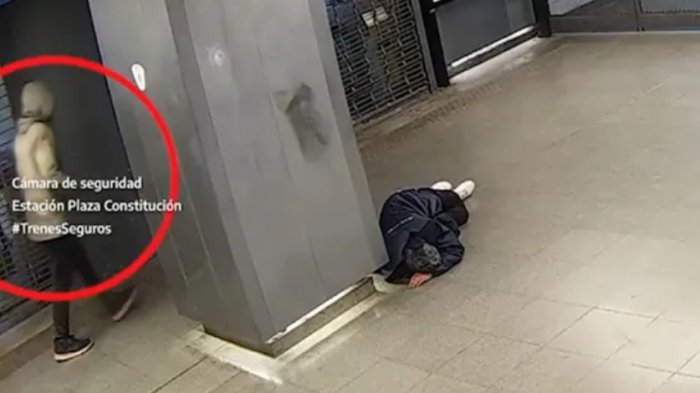 Indignante registro: Hombre se tiró al piso, simuló estar durmiendo y le robó a un indigente en el metro