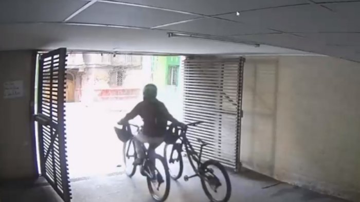 Denuncian que ladrón solitario roba bicicletas guardadas al interior de bodegas en Santiago Centro