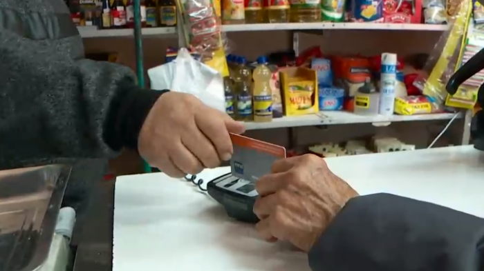 PDI capturó a matrimonio que comercializa droga en almacén de Santiago: Se podía pagar con tarjeta de débito