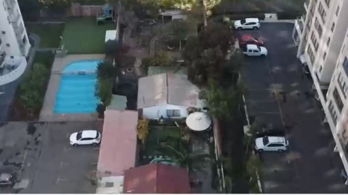 Casas isla: El drama de vivir entre grandes edificios tras negarse a vender sus viviendas