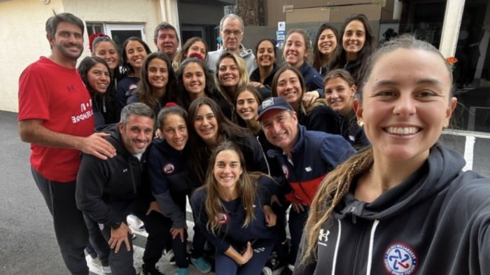 ¡No se olvida de Chile! Marcelo Bielsa sorprende con emotiva visita a plantel de Las Diablas en Uruguay