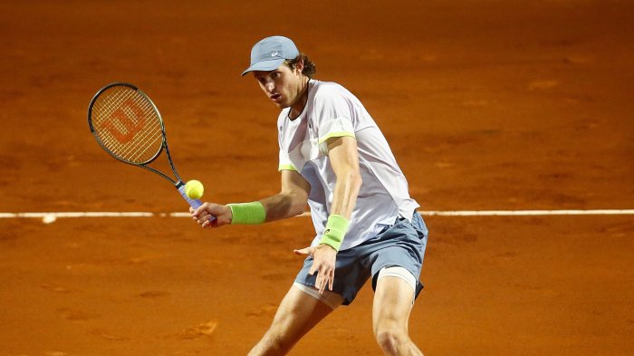 ¡En presencia de Federer! Nico Jarry derrotó a Tsitsipas y se instaló en los cuartos de final del ATP de Halle