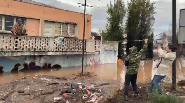 Extrema maniobra para recibir víveres: Familia quedó aislada tras desborde del Río Mapocho en Pudahuel